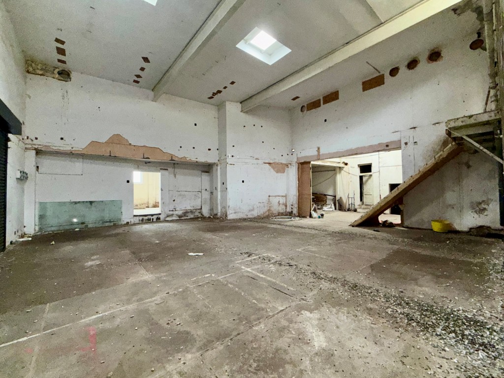 Lot: 70 - SUBSTANTIAL VACANT COMMERCIAL PREMISES WITH POTENTIAL - Room three